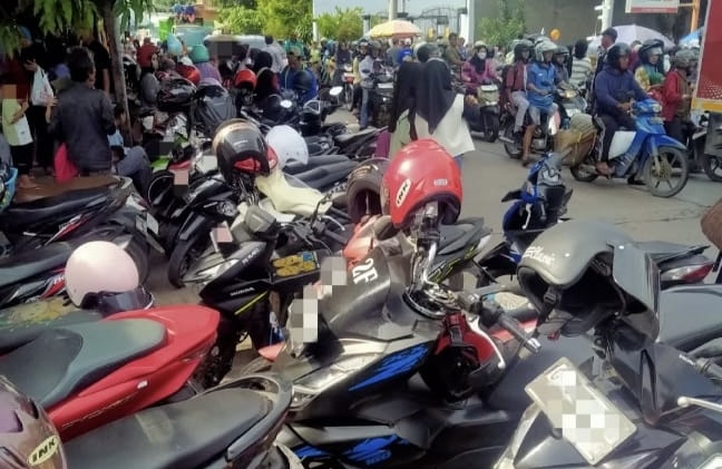 Viral Parkir Pencairan BLT di Kantor Pos Taman Pemalang Membludak